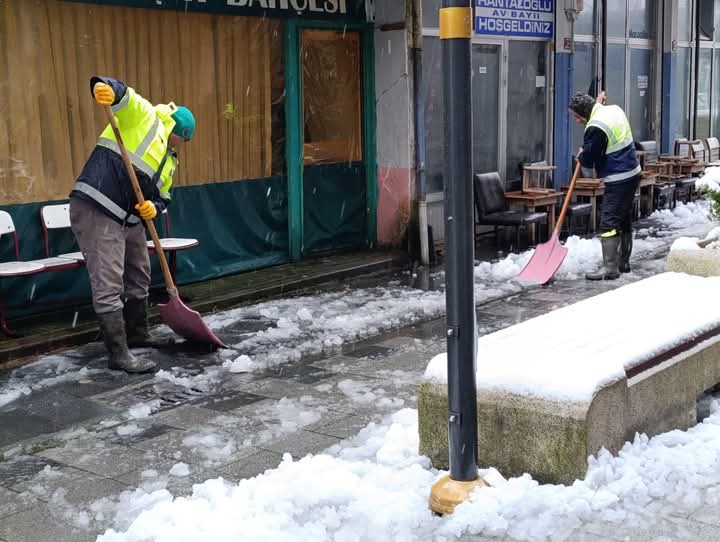 İYİDERE'DE TÜM MAHALLE VE KÖY YOLLARI ULAŞIMA AÇIK
